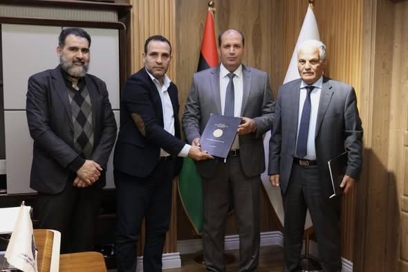 وزير التعليم العالي والبحث العلمي يتسلم التقرير النهائي للجنة تقييم الجامعات والكليات الخاصة بنغازي