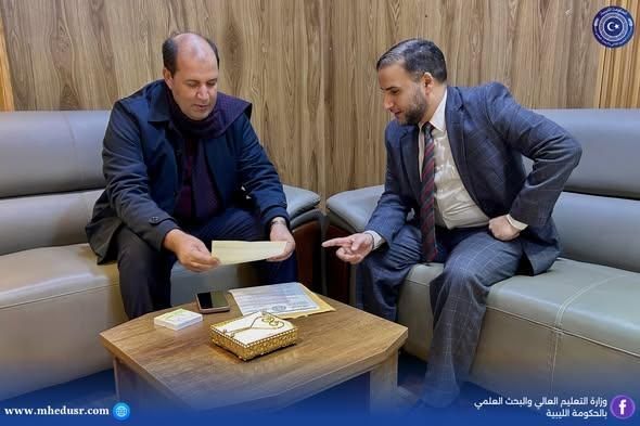 وزير التعليم العالي والبحث العلمي يبحث مع إدارة الموارد البشرية حصاد عام 2025م